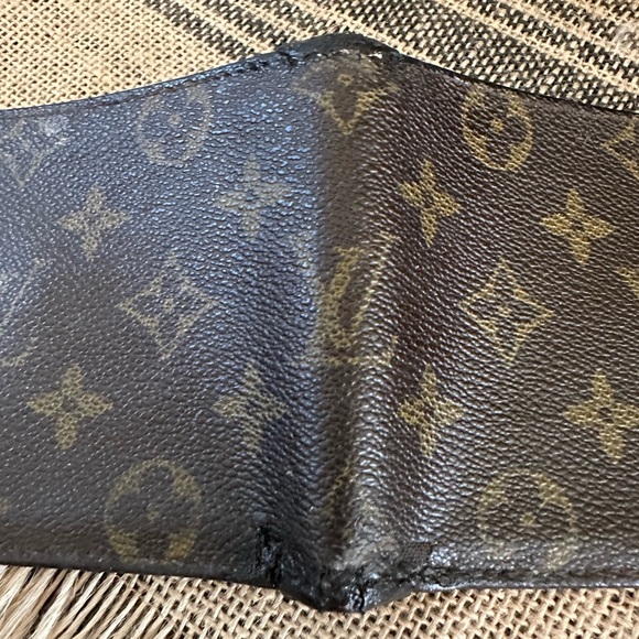 2 Men's Louis Vuitton, bifold, wallet, damaged - Picture 3 of 16